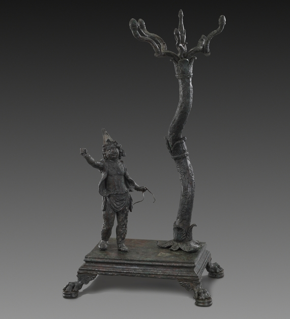 Porte-lampe avec une représentation d'Attis enfant debout près d'un pin