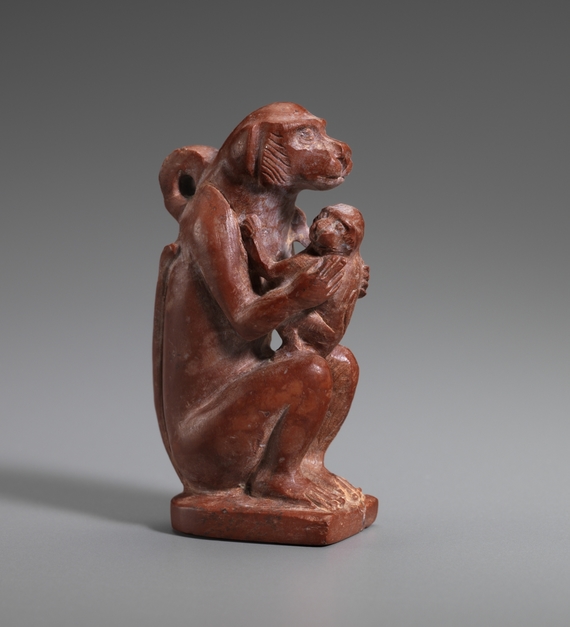 Amulette en forme de babouin portant son petit