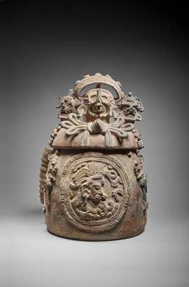 Urne cinéraire anthropomorphe décorée de divinités