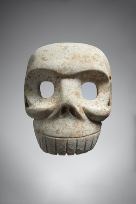 Masque en forme de crâne humain