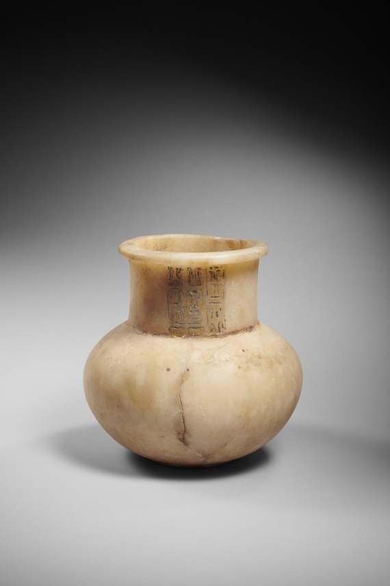Vase à haut col cylindrique inscrit aux noms du Pharaon Ramsès II