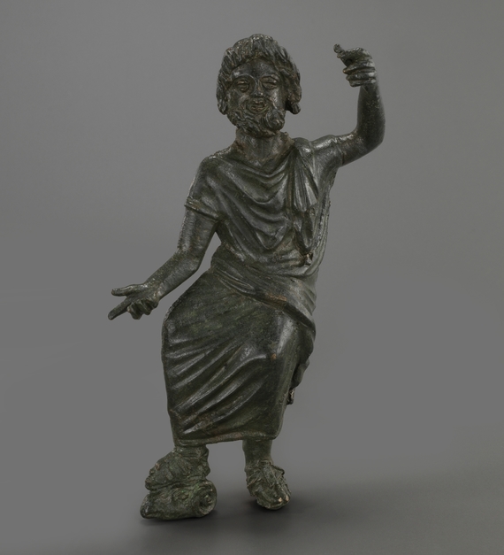 Statuette de Zeus trônant, pied droit posé sur un bucrane