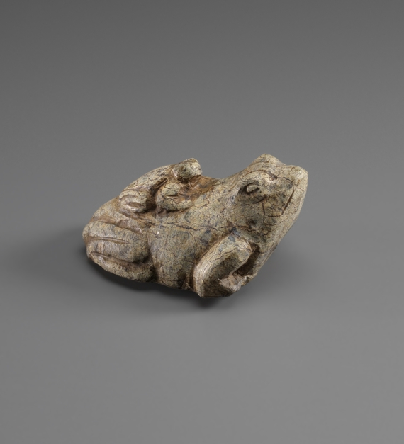 Amulette en forme de grenouille portant son petit sur son dos
