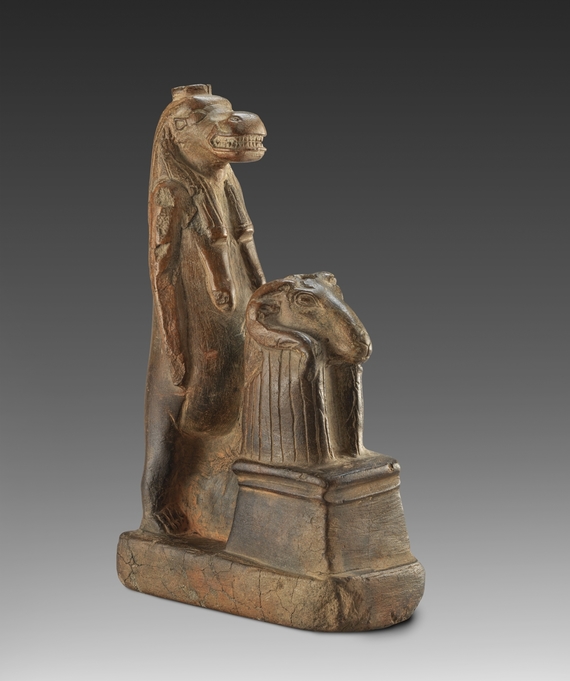 Statuette de la déesse Taouret offrant un protome de bélier