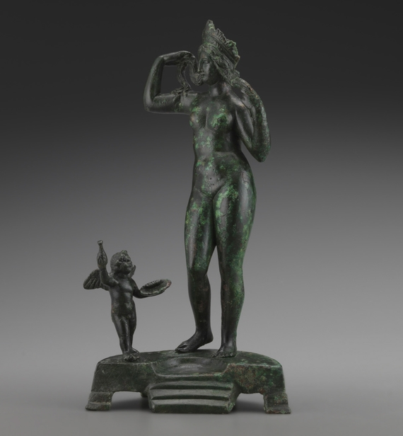 Statuette d'Aphrodite Anadyomène avec Éros sur un petit piédestal