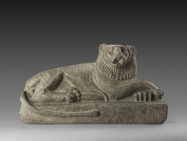 Statue d'un lion couché