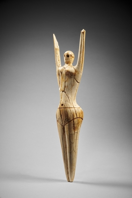 Statuette de femme nue aux bras levés en ivoire