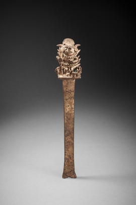 Couteau cérémoniel (tumi) surmonté d'un personnage masculin tenant un épi de maïs (le "Seigneur des moissons" ?)