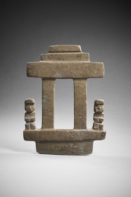 Temple miniature à deux colonnes et deux personnages