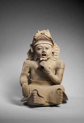Statue de prêtre assis portant la couronne du dieu Kukulkan