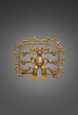 Pectoral en forme de singe debout, entouré de six têtes-trophées et de cervidés
